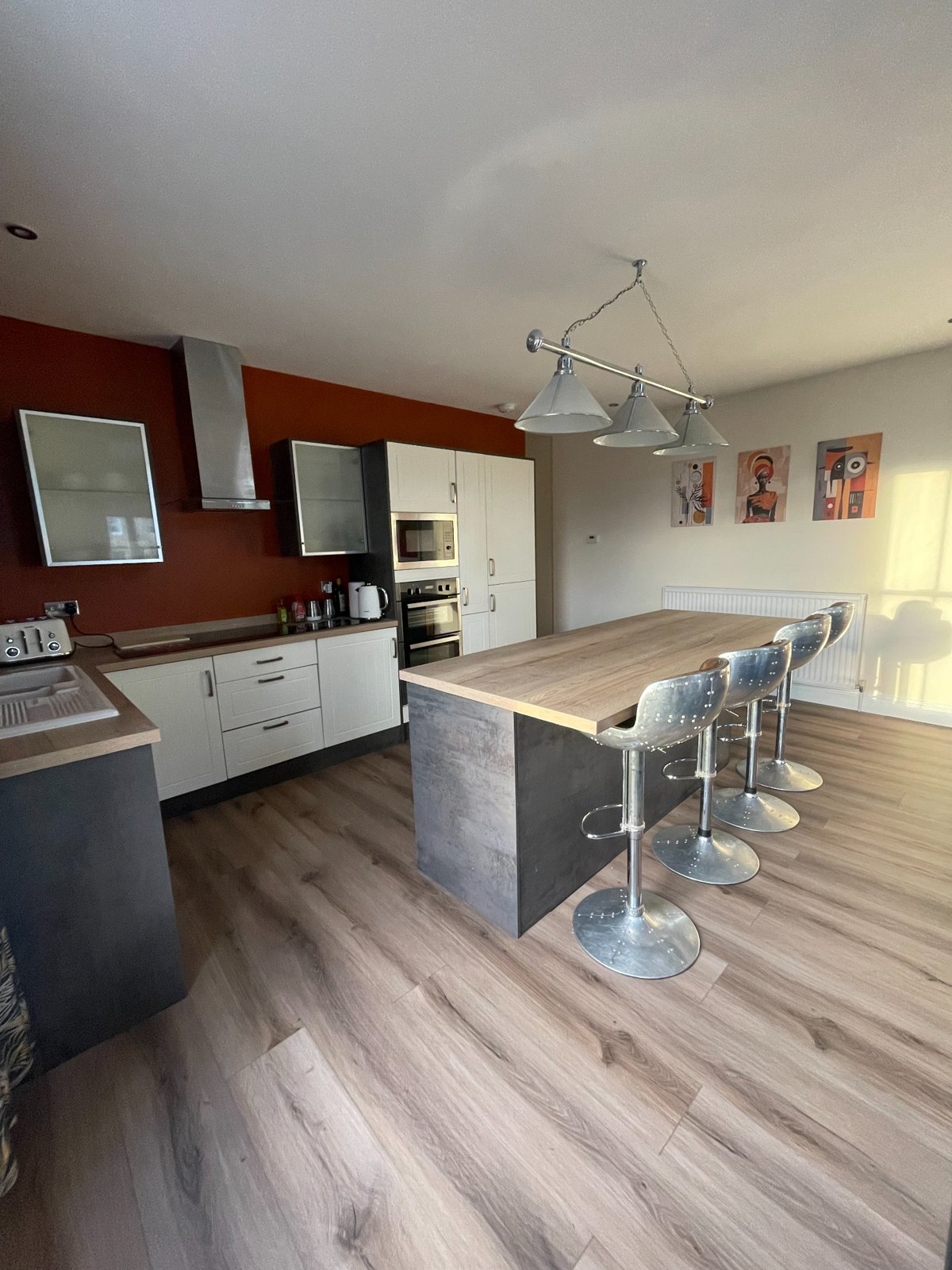 Kitchen with breakfast island